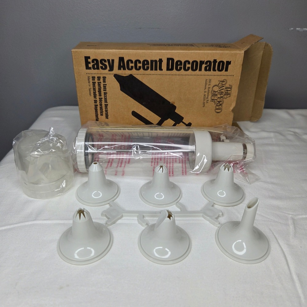 The Pampered Chef Easy Accent Decorator 1775 White Icing Syringe with 6 Tips